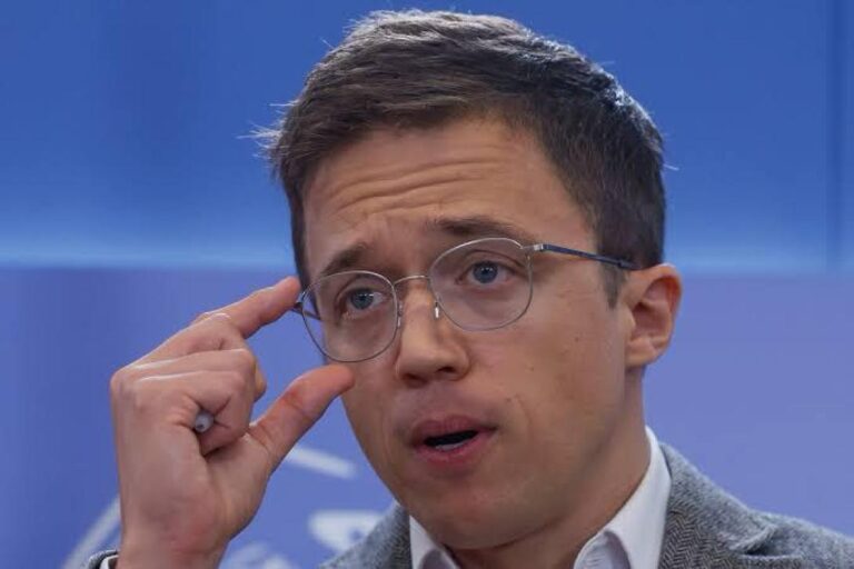 Vil, mentiroso, falso, necio
