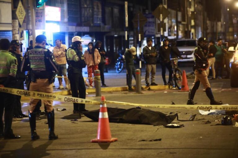 Motociclista muere tras colisionar contra un vehículo