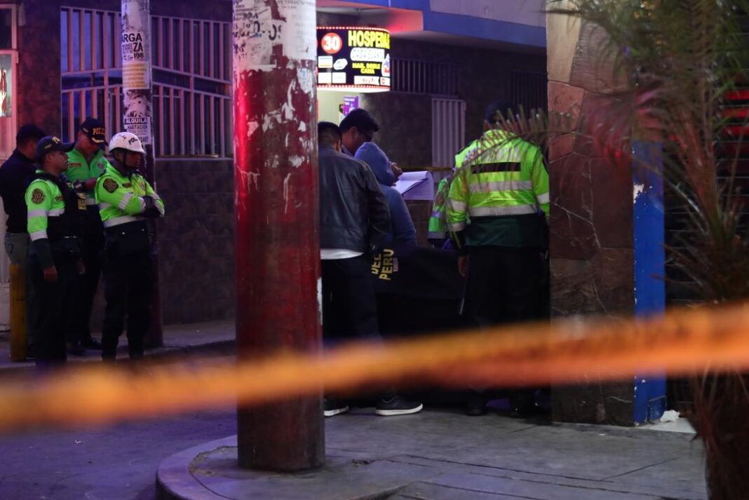 ¡A plena luz del día! Hombre fue asesinado de 15 balazos en San Martín de Porres (VIDEO) ¡A plena luz del día! Hombre fue asesinado de 15 balazos en San Martín de Porres (VIDEO)