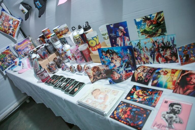 Internos exponen productos artísticos en feria de emprendimiento