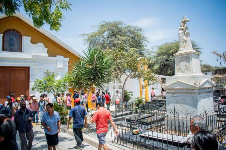 Velaciones: el homenaje a los difuntos en los cementerios del norte del Perú